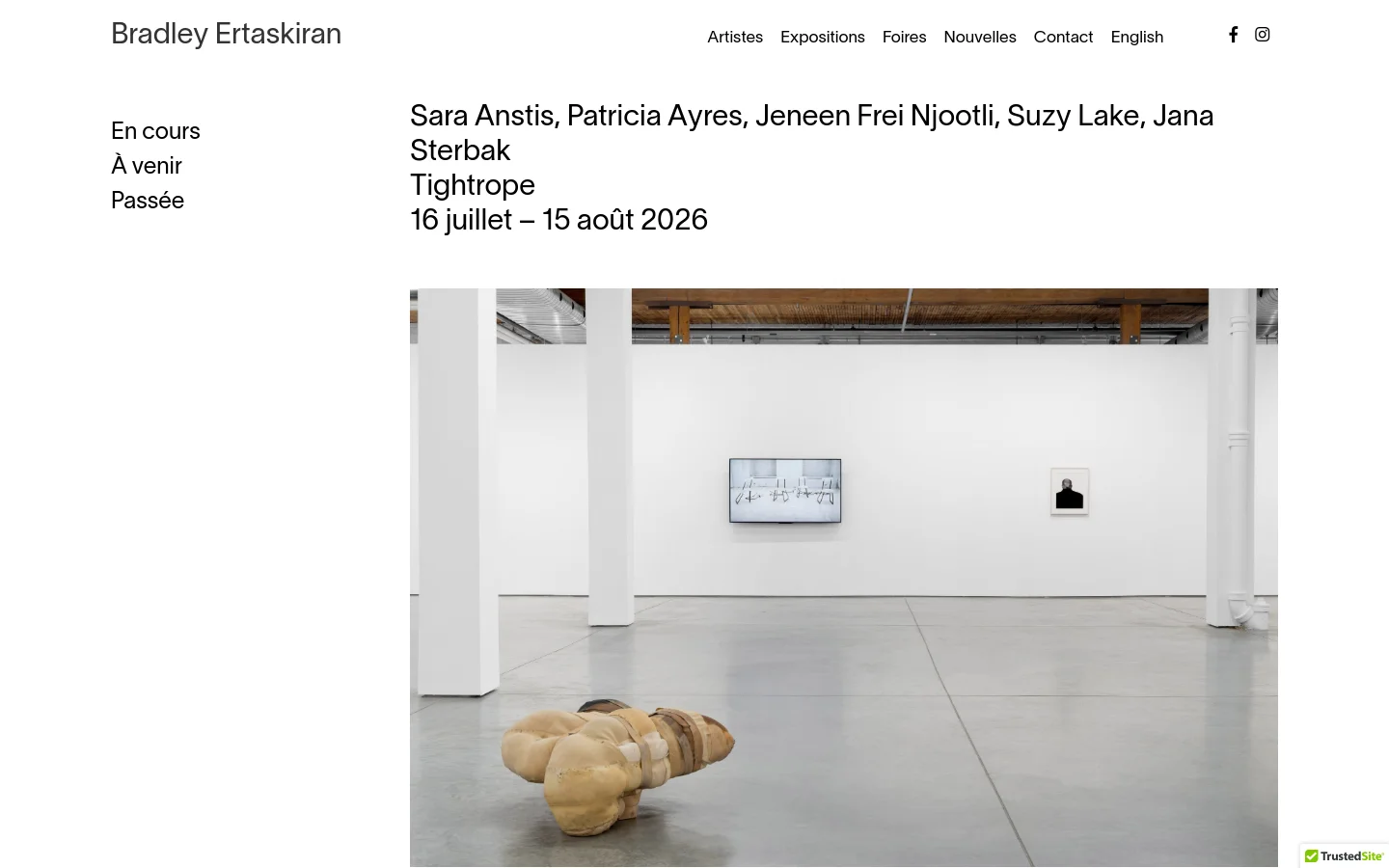 The desktop view shows a minimalist art gallery website with a white background and black text. A left-hand sidebar contains navigation links for current, upcoming, and past exhibitions, while the main content area displays large exhibition titles, dates, and high-quality photographs of art installations. The header includes the gallery name and a horizontal menu with links like Artistes, Expositions, and Contact.