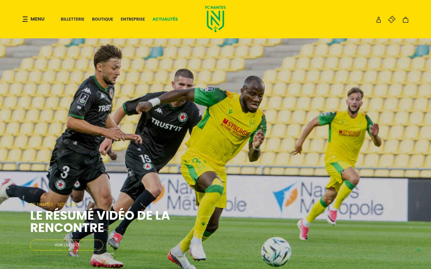 The FC Nantes homepage features a bright yellow header with the club logo and navigation links for ticketing, shop, and news. A large hero image shows football players in action on a green pitch against yellow stadium seating, overlaid with the headline 'LE RÉSUMÉ VIDÉO DE LA RENCONTRE' and a 'VOIR L'ARTICLE' button.