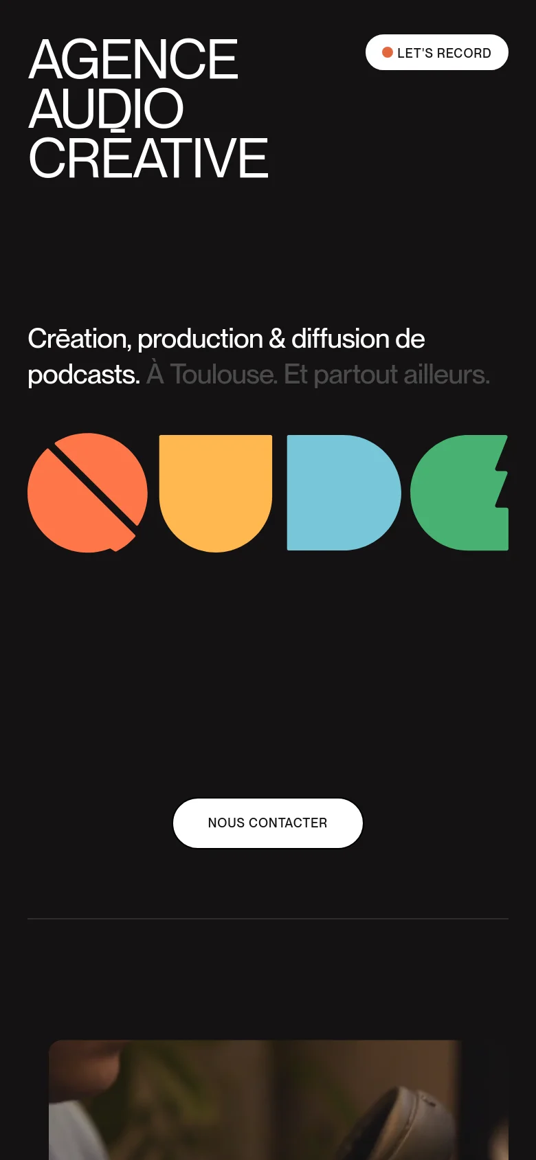 The mobile version uses a vertical layout with the large 'AGENCE AUDIO CREATIVE' headline at the top, followed by the service description. The colorful geometric shapes are stacked above a prominent white 'NOUS CONTACTER' call-to-action button centered on the screen.
