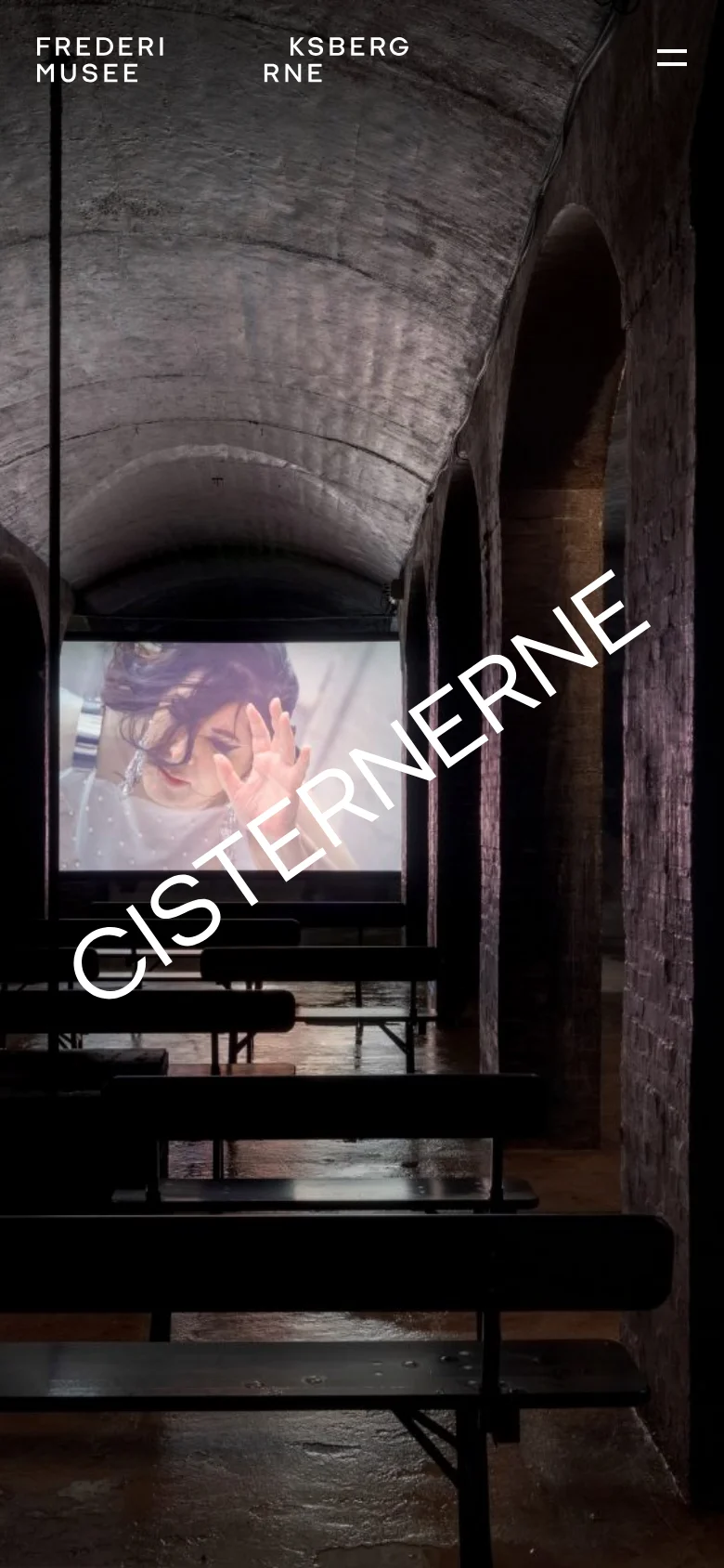 The mobile version presents a vertically oriented view of the dark, arched underground reservoir, emphasizing the depth of the space. The large white 'CISTERNERNE' text is centered diagonally, and the navigation menu is condensed into a hamburger icon in the top right corner.