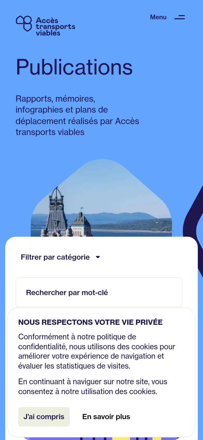 The mobile version maintains the blue theme and 'Publications' headline but uses a vertical stack layout. The filter section is simplified, and a large cookie consent pop-up titled 'NOUS RESPECTONS VOTRE VIE PRIVÉE' covers the bottom half of the screen, featuring 'J'ai compris' and 'En savoir plus' buttons.