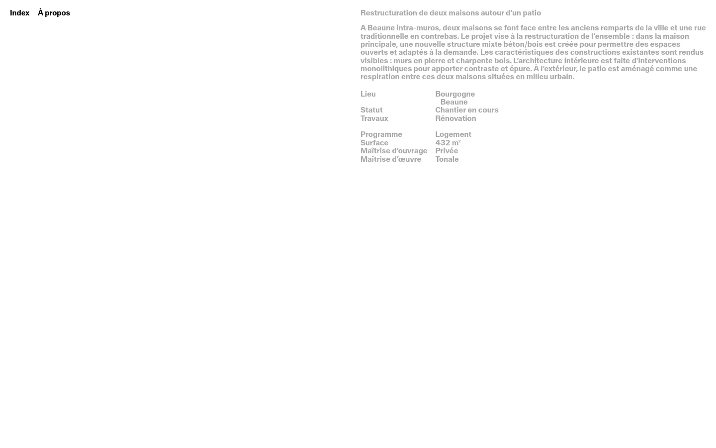 The desktop webpage for Tonale architecture features a minimalist design with a white background and black text. The layout includes a navigation menu at the top left, a large heading 'Restructuration de deux maisons autour d'un patio', a descriptive paragraph, and a project details section organized in columns on the right.