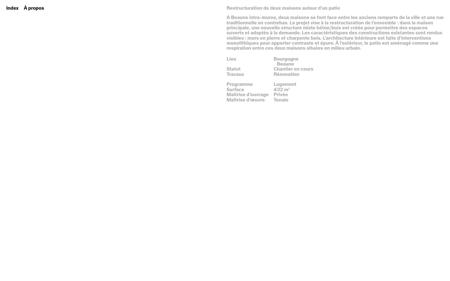 The desktop webpage for Tonale architecture features a minimalist design with a white background and black text. The layout includes a navigation menu at the top left, a large heading 'Restructuration de deux maisons autour d'un patio', a descriptive paragraph, and a project details section organized in columns on the right.