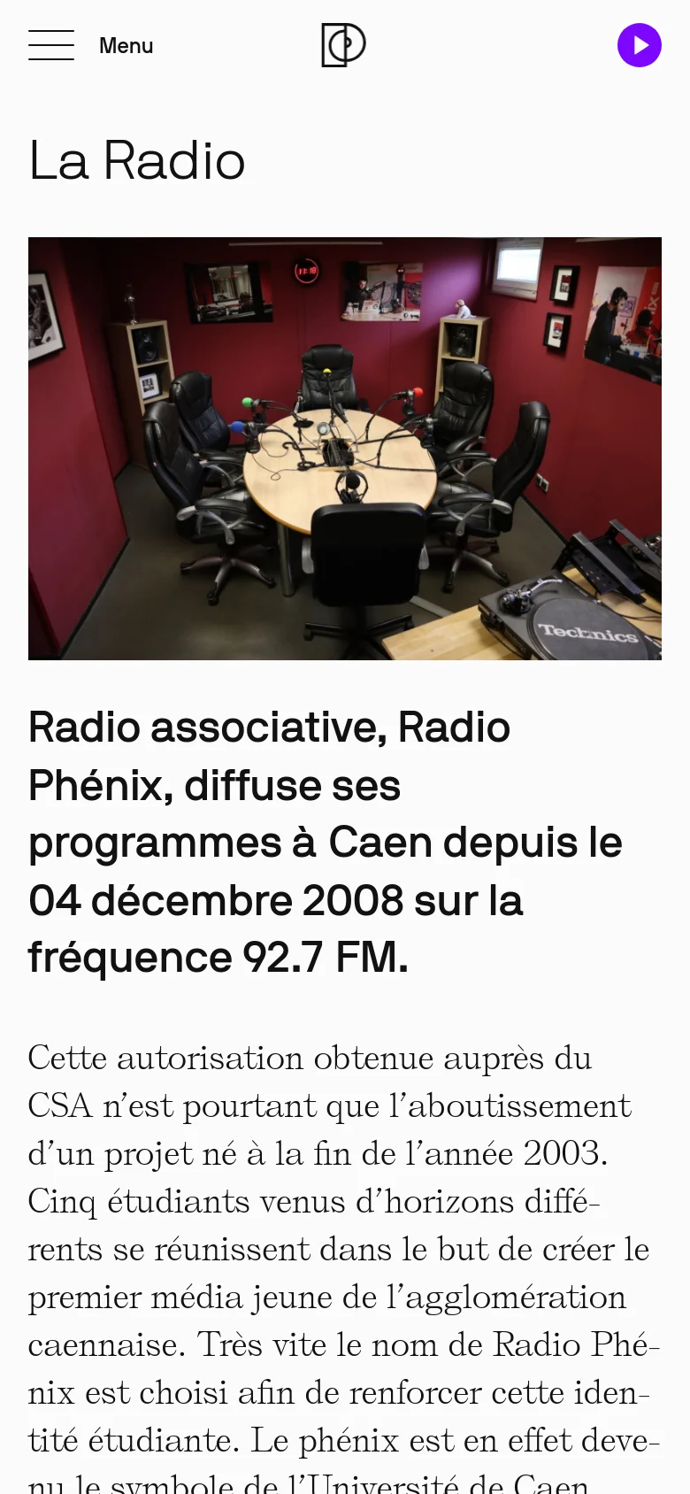 The mobile version maintains the white theme and top navigation bar but scales the layout vertically. The 'La Radio' headline and the studio hero image are stacked above the introductory text, which is presented in a single column for easier reading on a smaller screen.