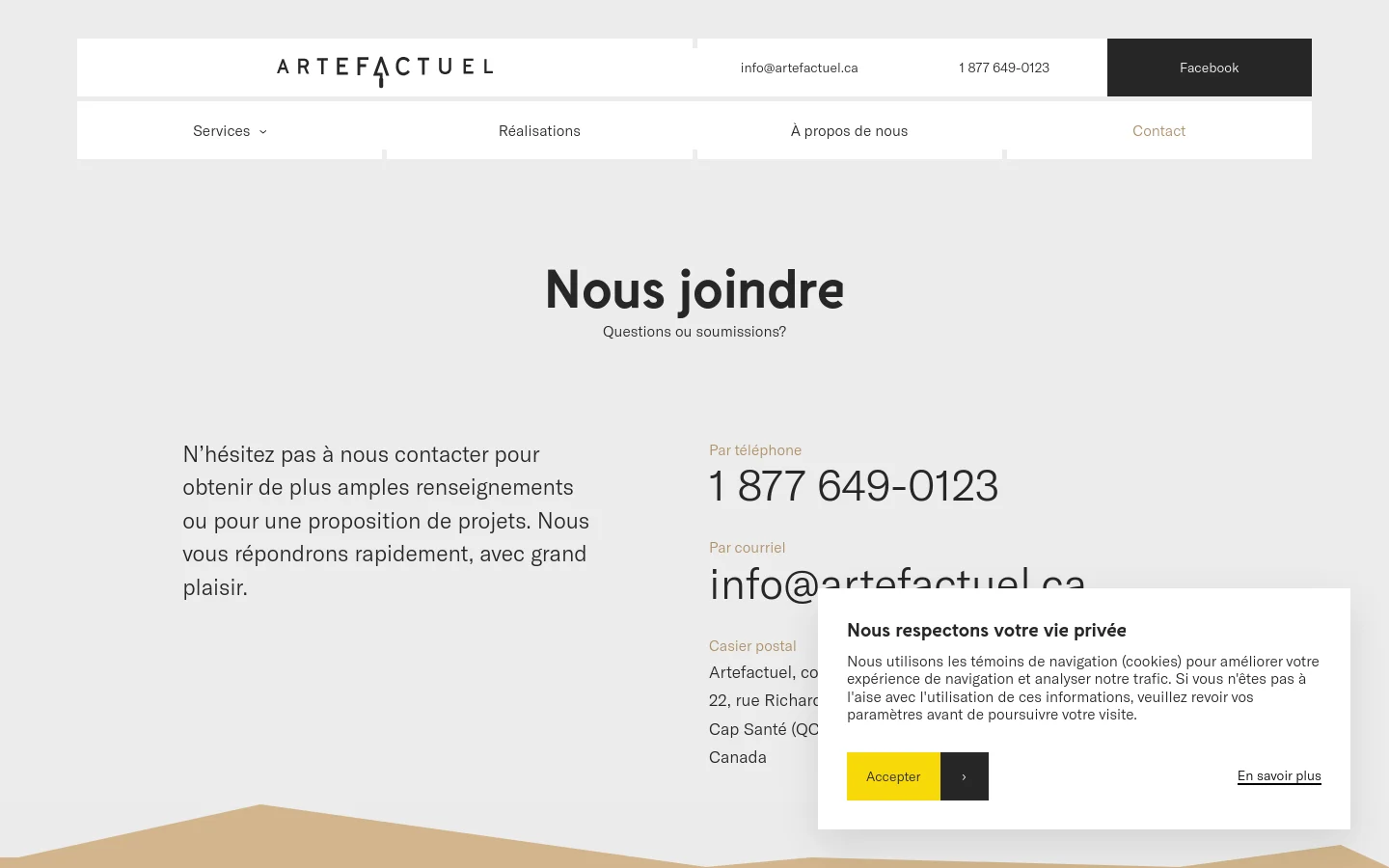 The desktop contact page features a minimalist design with a light beige background and black text. A centered headline reads 'Nous joindre' with a subheadline, followed by contact details for phone, email, and mailing address arranged in a clean layout. A top navigation bar includes the Artefactuel logo, contact info, and links for Services, Réalisations, À propos de nous, and Contact.