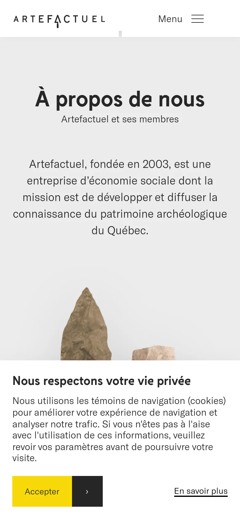 The mobile version simplifies the layout, replacing the top navigation bar with a 'Menu' hamburger icon next to the Artefactuel logo. The centered text hierarchy remains, featuring the main headline and introductory paragraph against a light gray background. A large cookie consent banner occupies the bottom portion of the screen with a prominent yellow 'Accepter' button.