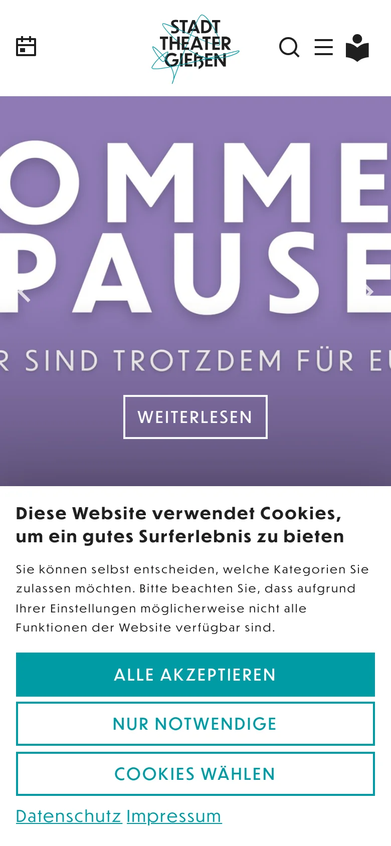 The mobile version shows a condensed header with the theater logo, a search icon, a hamburger menu, and a calendar icon. The large purple 'SOMMER PAUSE' hero banner dominates the screen, followed by a 'WEITERLESEN' button. A cookie consent overlay covers the bottom half of the screen with stacked teal and white buttons.