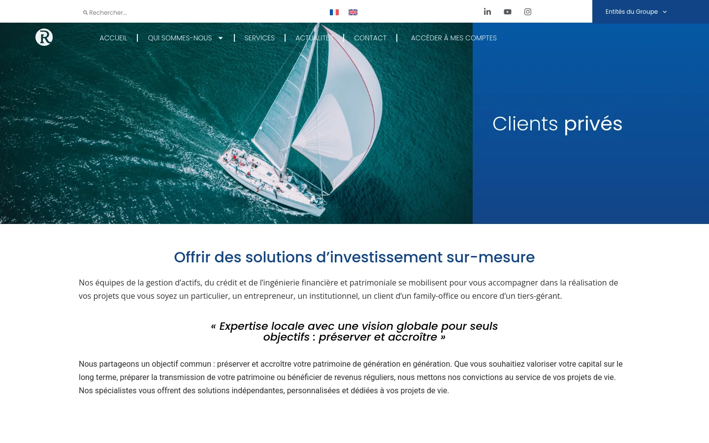Desktop view of the Banque Richelieu Monaco website featuring a hero section with an aerial shot of a white sailboat on turquoise water next to a dark blue block containing the headline 'Clients privés'. The navigation menu is at the top with links for Accueil, Qui sommes-nous, Services, Actualités, Contact, and Accéder à mes comptes. Below the hero, a white section contains a blue headline 'Offrir des solutions d’investissement sur-mesure' followed by descriptive text.