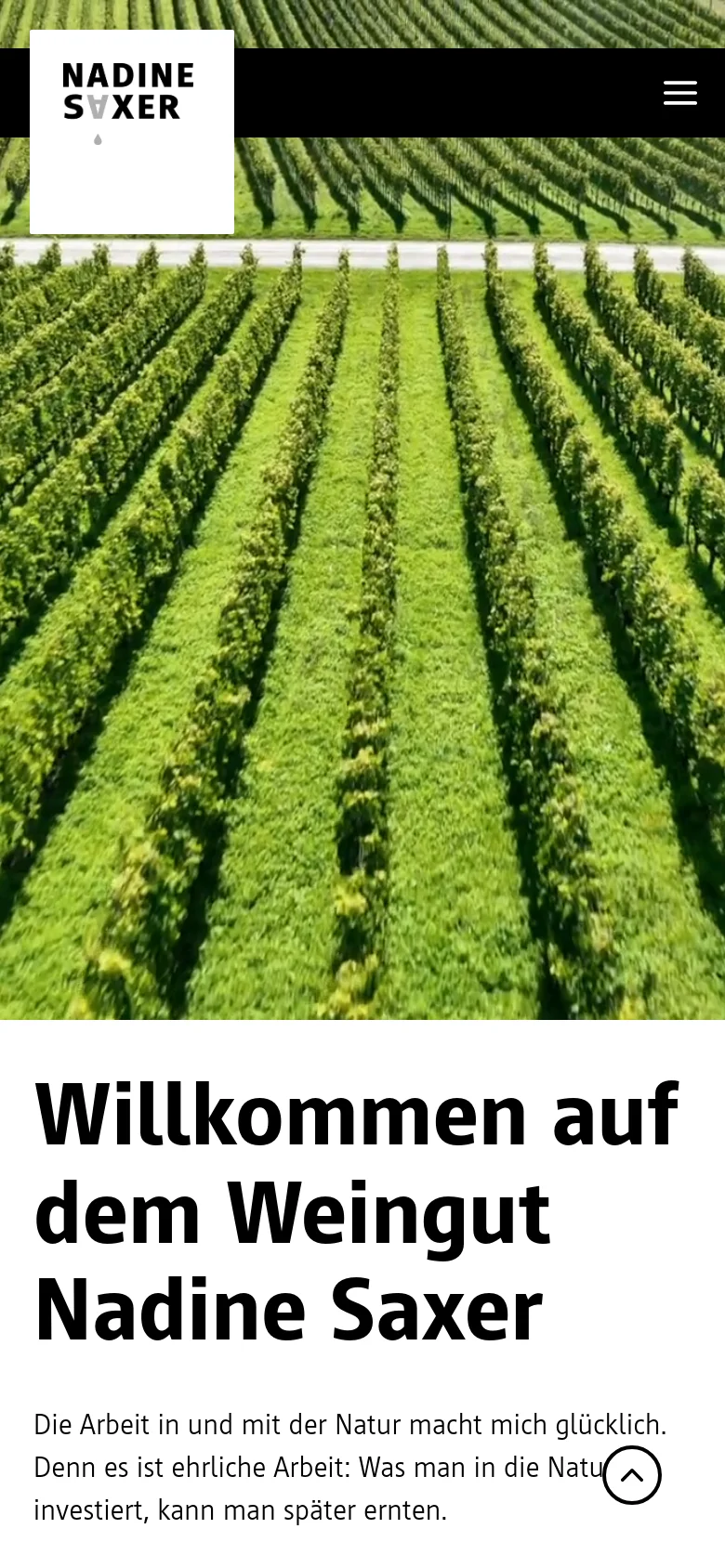 The mobile version shows a vertically oriented view of the vineyard hero image. The winery logo is positioned in a white square at the top left, and a hamburger menu icon is located on the top right against a black navigation bar. The main headline 'Willkommen auf dem Weingut Nadine Saxer' appears in large, bold black text below the image, followed by introductory text.