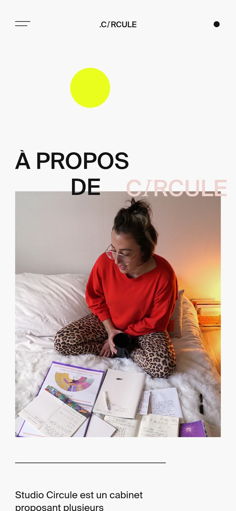 The mobile version maintains the minimalist aesthetic but adopts a vertical stack layout. The large yellow circle and 'À PROPOS DE CIRCULE' headline appear at the top, followed by the hero image of the woman on the bed, with the descriptive text flowing underneath.