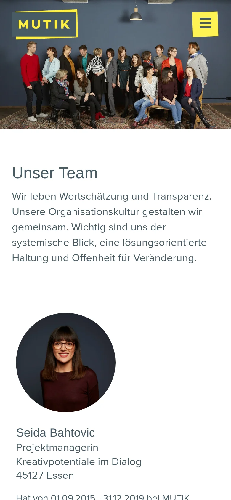 The mobile version displays a condensed view with the 'MUTIK' logo and a yellow hamburger menu icon at the top. The hero image of the group is scaled down to fit the narrow screen, followed by the 'Unser Team' heading and introductory text. The individual team member profiles are stacked vertically in a single column instead of a grid.