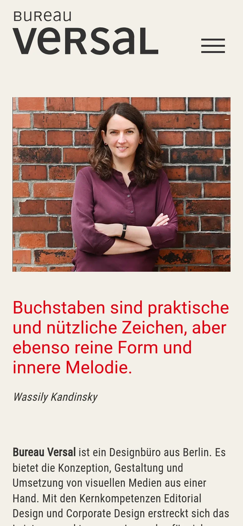 Mobile view of the 'Profil' page with a stacked layout. The hero image is cropped to a portrait orientation focusing on the designer against a brick wall, followed by the large red Kandinsky quote and the main body text below. The navigation is condensed into a hamburger menu icon in the top right.