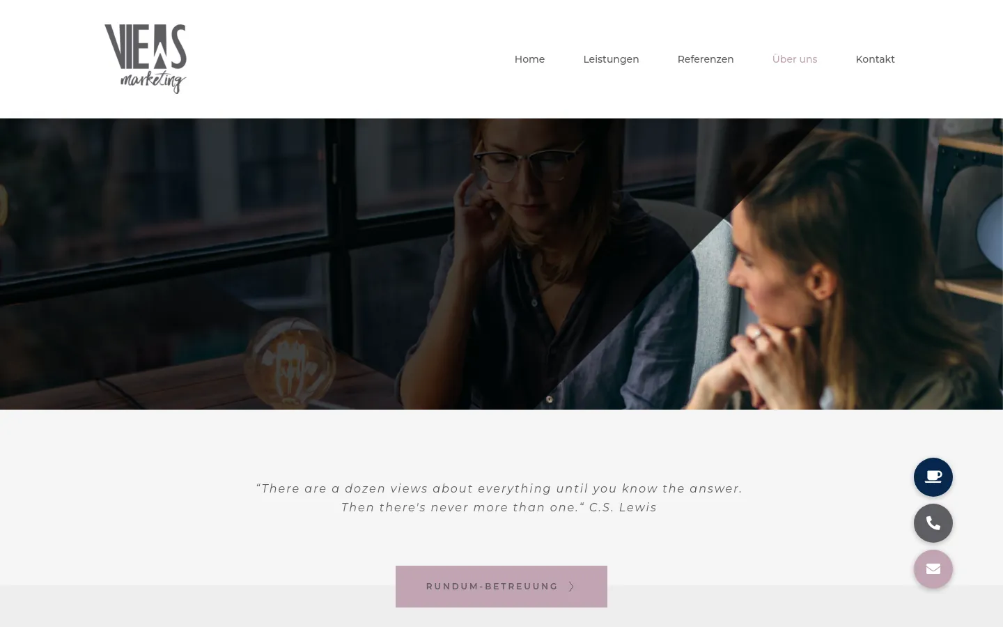 The desktop version features a white header with the VIEWS Marketing logo on the left and a horizontal navigation menu on the right. Below, a large hero image shows two women working in a cafe setting, overlaid with the headline 'WER WIR SIND' and a subheadline. A central quote by C.S. Lewis is followed by a mauve 'RUNDUM-BETREUUNG' call-to-action button and floating contact icons on the bottom right.