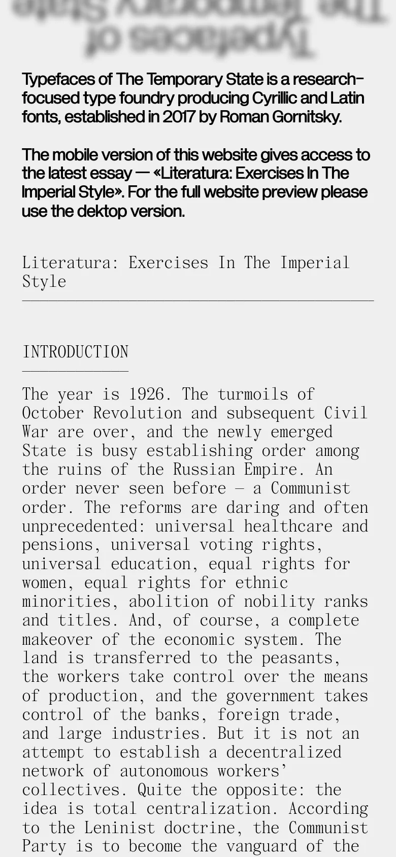 The mobile version maintains the dark aesthetic but simplifies the layout for a vertical screen. The navigation is condensed, and the large 'Aa' typographic hero image is followed by a single-column scroll of text content. The primary focus shifts to a vertical reading experience of the 'Literatura' essay introduction.