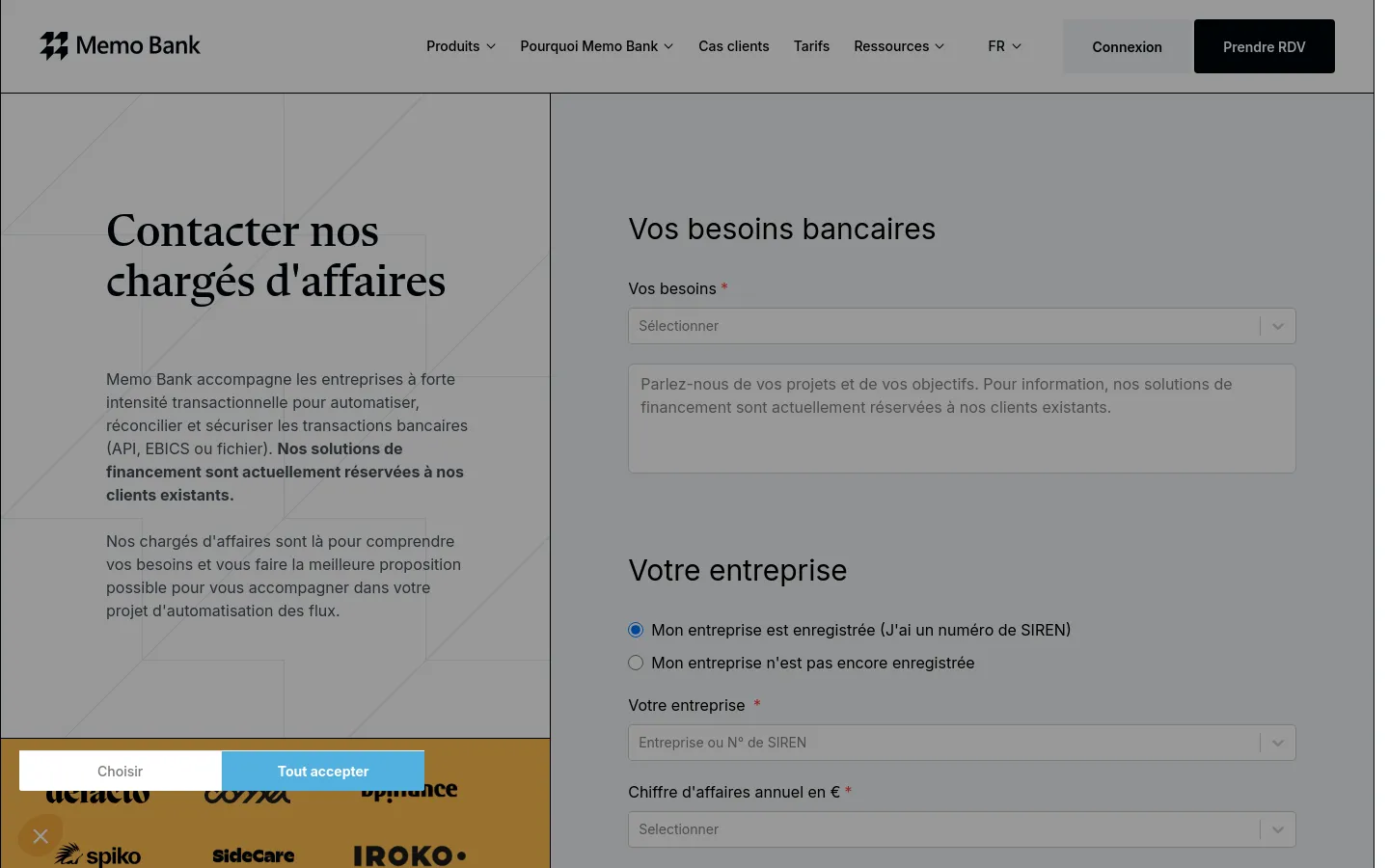 The desktop page for Memo Bank features a clean, minimalist layout with a white and light gray color scheme. A large headline reads 'Contacter nos chargés d'affaires' on the left, while the right side contains a form titled 'Vos besoins bancaires' with dropdown menus and radio buttons for business details. A cookie consent banner is visible at the bottom.
