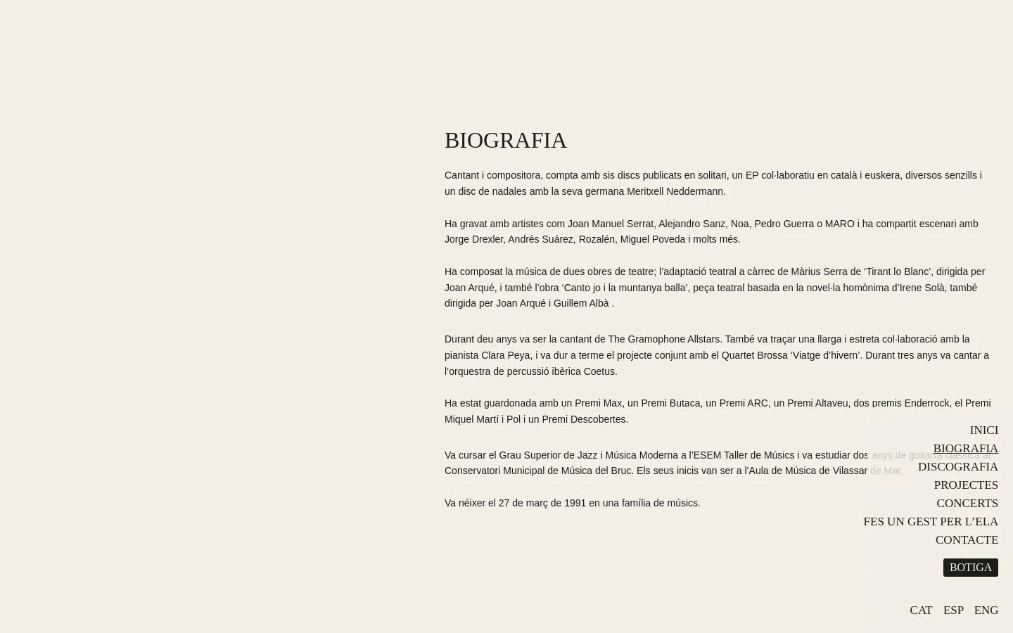 The desktop page features a large vertical portrait of Judit Neddermann on the left against a cream background. On the right, the headline 'BIOGRAFIA' sits above several paragraphs of biographical text in Catalan, with a navigation menu aligned to the right side of the page.