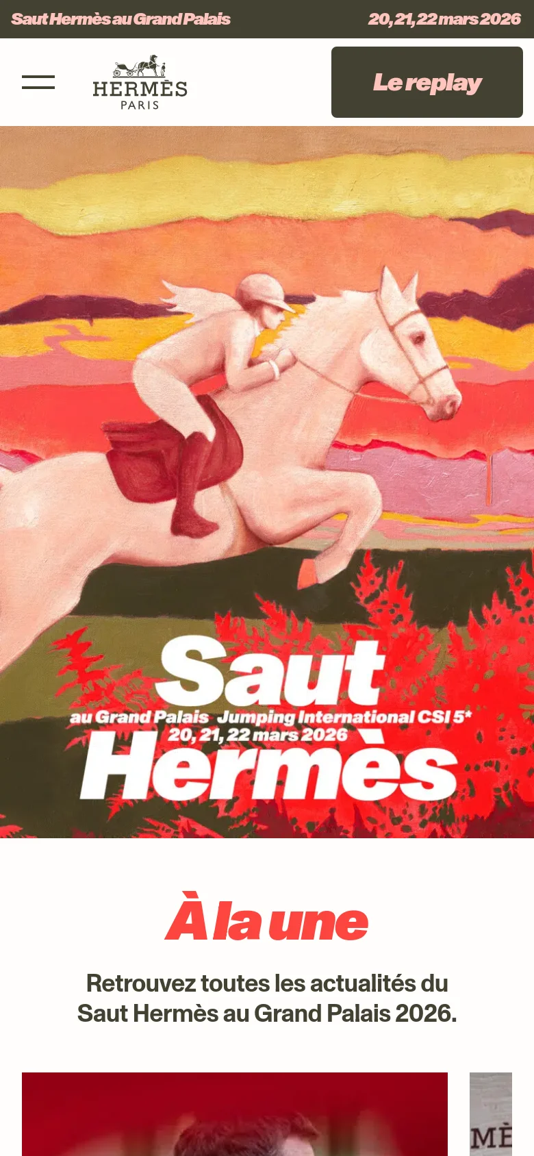 The mobile version presents a simplified layout with a hamburger menu icon and the Hermès logo at the top, alongside a prominent 'Le replay' button. The hero painting of the horse rider remains the central focus, filling the width of the screen. The 'À la une' section follows below, with text and article thumbnails stacked vertically for easier scrolling.