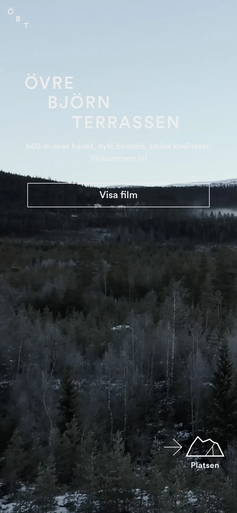 The mobile version presents a vertically oriented view of the snowy forest landscape with the same white text overlay. The text is centered and stacked vertically to fit the narrow screen, and the 'Visa film' button is prominently placed in the middle of the frame. The navigation elements are simplified for a smaller touch interface.