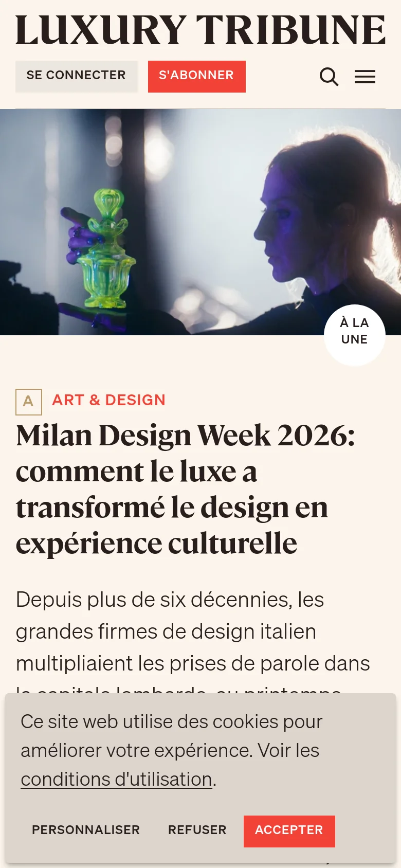 The mobile version presents a condensed layout with a large 'LUXURY TRIBUNE' logo and a prominent red 'S'ABONNER' button at the top. The hero image of the person and green glass object is followed by a large, bold headline about Milan Design Week 2026. A cookie consent banner occupies the bottom of the screen with clear 'ACCEPTER' and 'REFUSER' buttons.