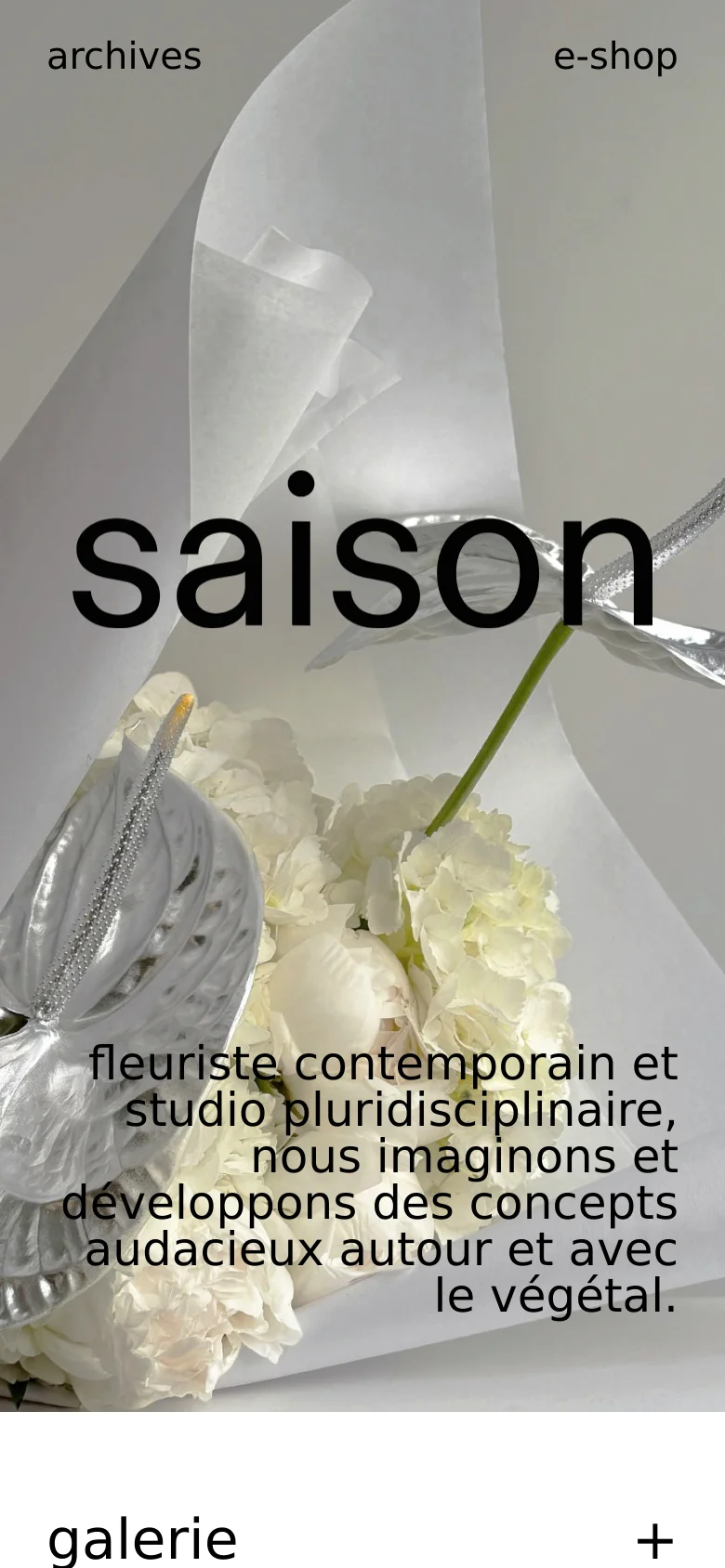 The mobile version maintains the minimalist aesthetic but uses a vertical layout, centering the large 'saison' logo and tagline. The hero image of white flowers is cropped to fit the portrait orientation, and the navigation links 'archives' and 'e-shop' are positioned at the top, with a 'galerie +' call to action visible at the bottom.