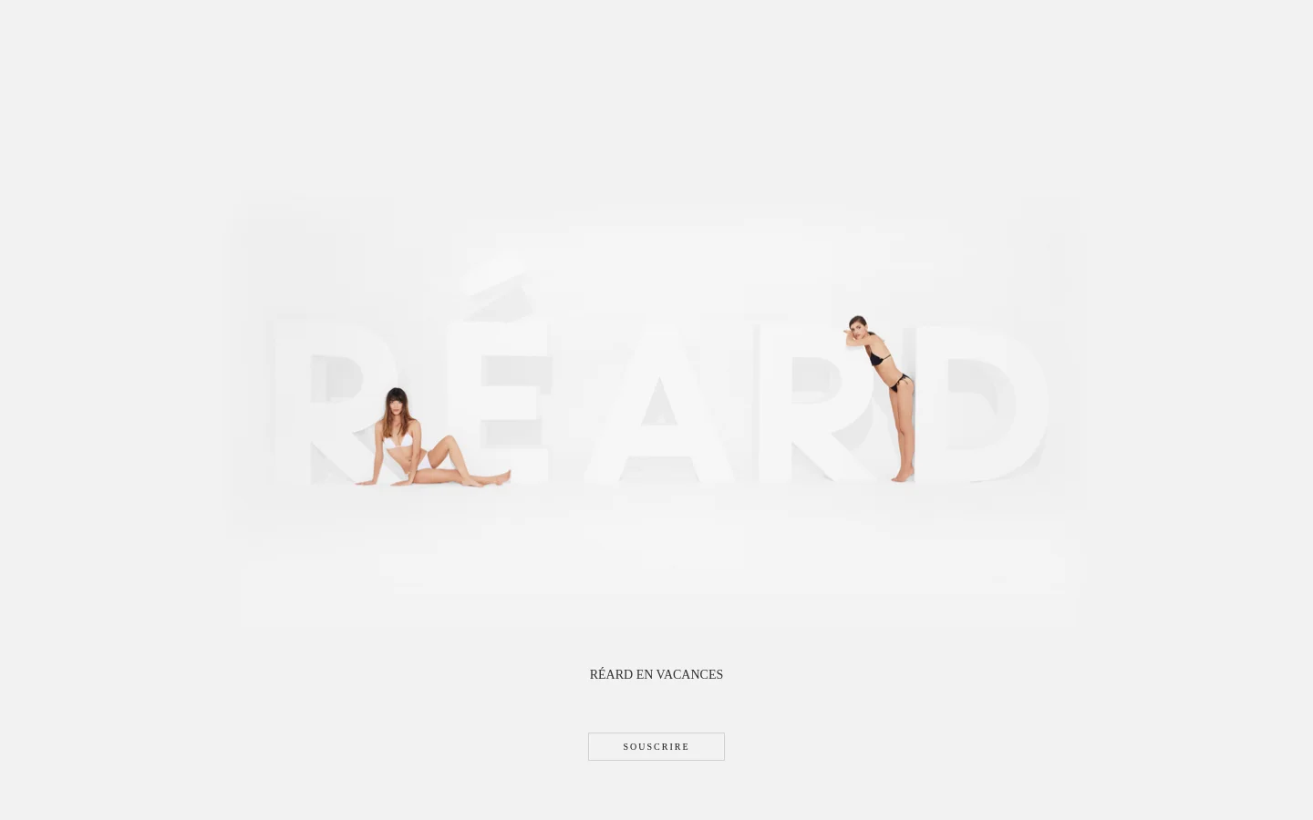 The desktop homepage features a minimalist white background with the large, light gray text 'RÉARD' in the center. Two models in swimwear are posed in front of the large lettering, one sitting on the left and one standing on the right. Below the central graphic, the text 'RÉARD EN VACANCES' appears above a 'SOUSCRIRE' call-to-action button.