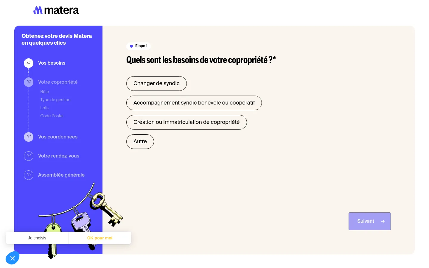 The desktop page features a split layout with a blue sidebar on the left and a light beige main content area on the right. The sidebar displays a progress tracker with five steps, while the main area presents the headline 'Quels sont les besoins de votre copropriété ?*' followed by four large, rounded selection buttons. A 'Suivant' button with an arrow is located at the bottom right.