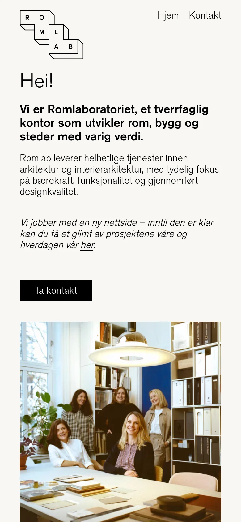 The mobile version uses a single-column vertical layout. The Romlab logo, 'Hei!' headline, and descriptive text are stacked at the top, followed by the black 'Ta kontakt' button. Below the button, the large photograph of the team in the office spans the width of the screen.