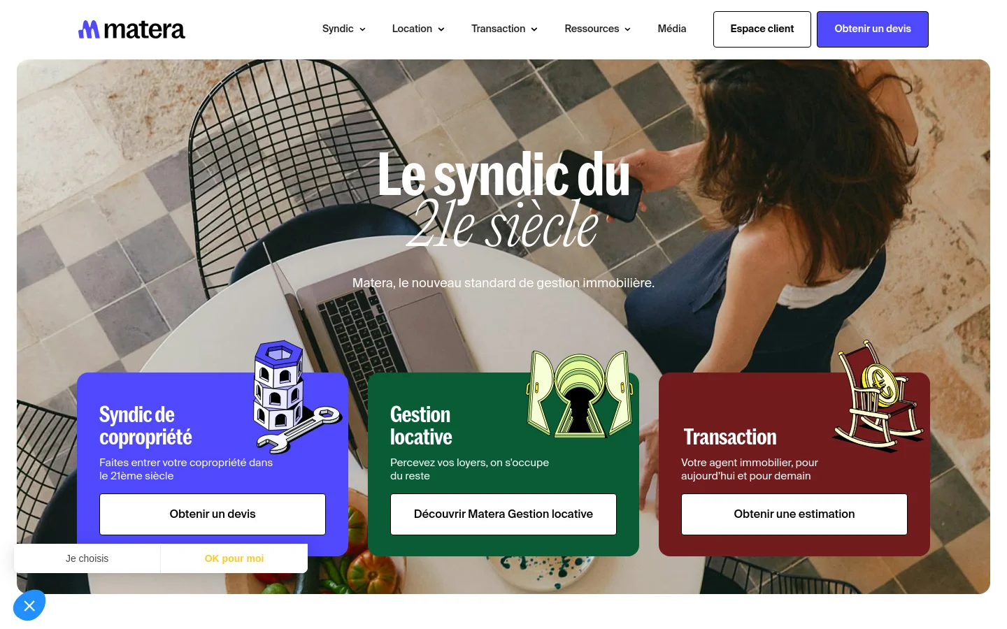 The desktop homepage features a large hero image of a person using a laptop at a cafe, overlaid with the headline 'Le syndic du 21e siècle'. Below the hero section, three colorful cards in blue, green, and burgundy represent Syndic, Gestion locative, and Transaction services, each with a primary call-to-action button. The navigation bar at the top includes links for Syndic, Location, Transaction, Ressources, and Média, alongside 'Espace client' and 'Obtenir un devis' buttons.