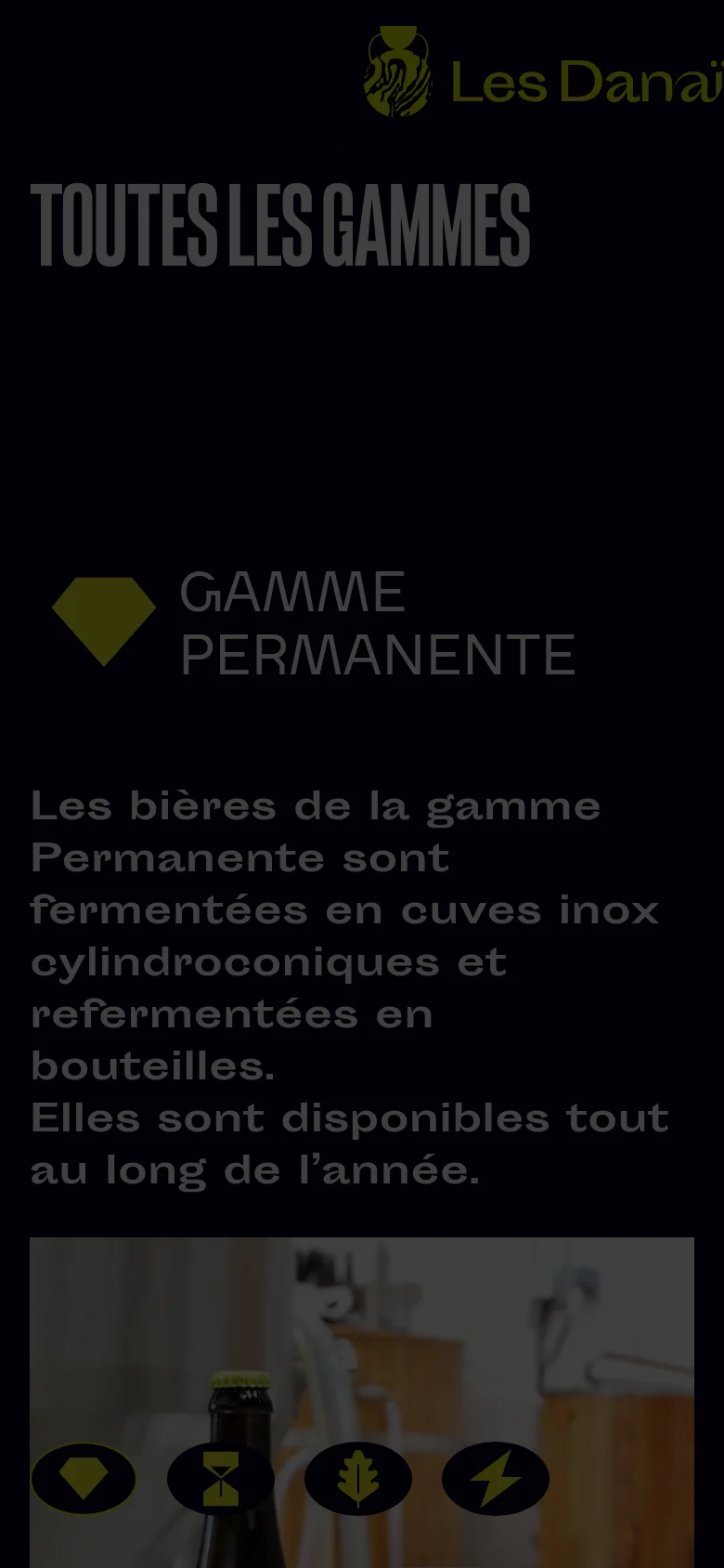 The mobile version presents a vertically stacked layout with the 'TOUTES LES GAMMES' title prominently displayed. The age verification modal remains centered over the dark background. The content below is scaled for a narrow screen, showing a section header for 'GAMME PERMANENTE' and descriptive text.