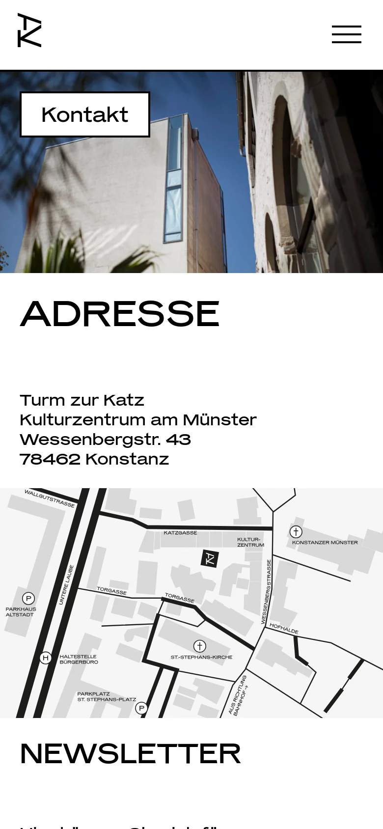 The mobile version maintains the hero image and 'Kontakt' heading but transitions to a single-column vertical layout. The address and a map graphic are stacked vertically, followed by the 'NEWSLETTER' section, optimizing the content for a narrow screen.