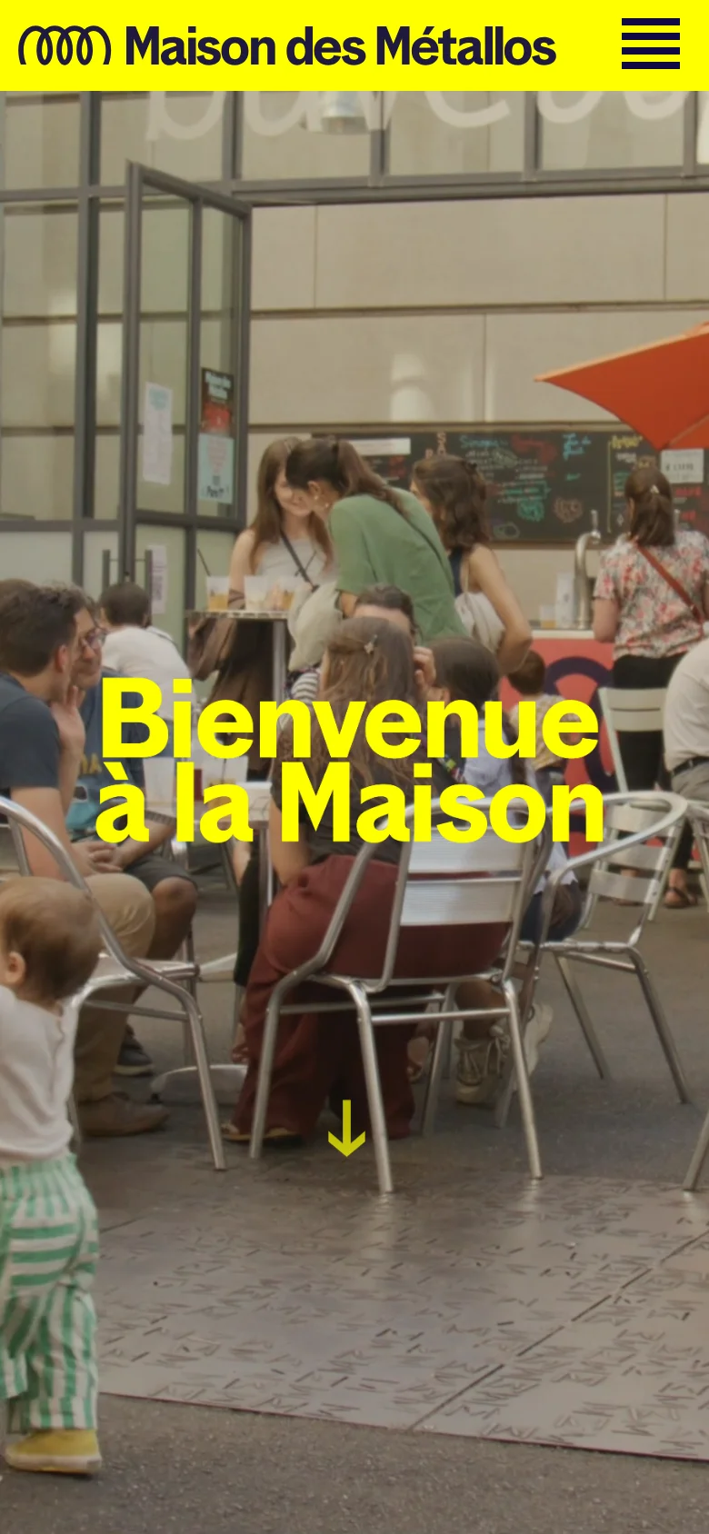 The mobile version presents a simplified layout with a prominent yellow header containing the logo and a hamburger menu icon. The hero section displays the same large-scale photograph of people in a courtyard with the centered yellow headline 'Bienvenue à la Maison'.