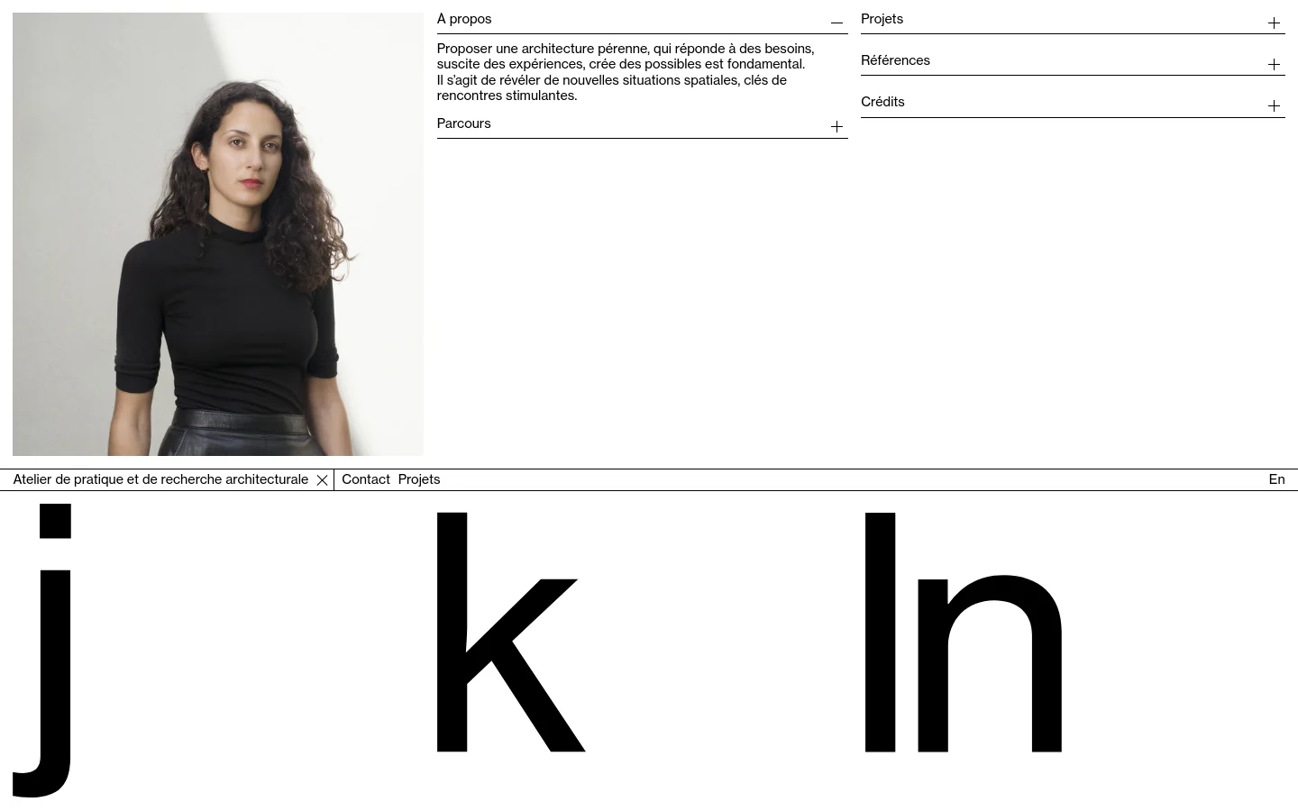 The desktop layout features a minimalist white background with a large portrait of a woman on the left and text on the right. A navigation menu at the top includes links for Contact, Projets, and language selection, while an accordion-style menu at the bottom provides links for Parcours, Projets, Références, and Crédits.