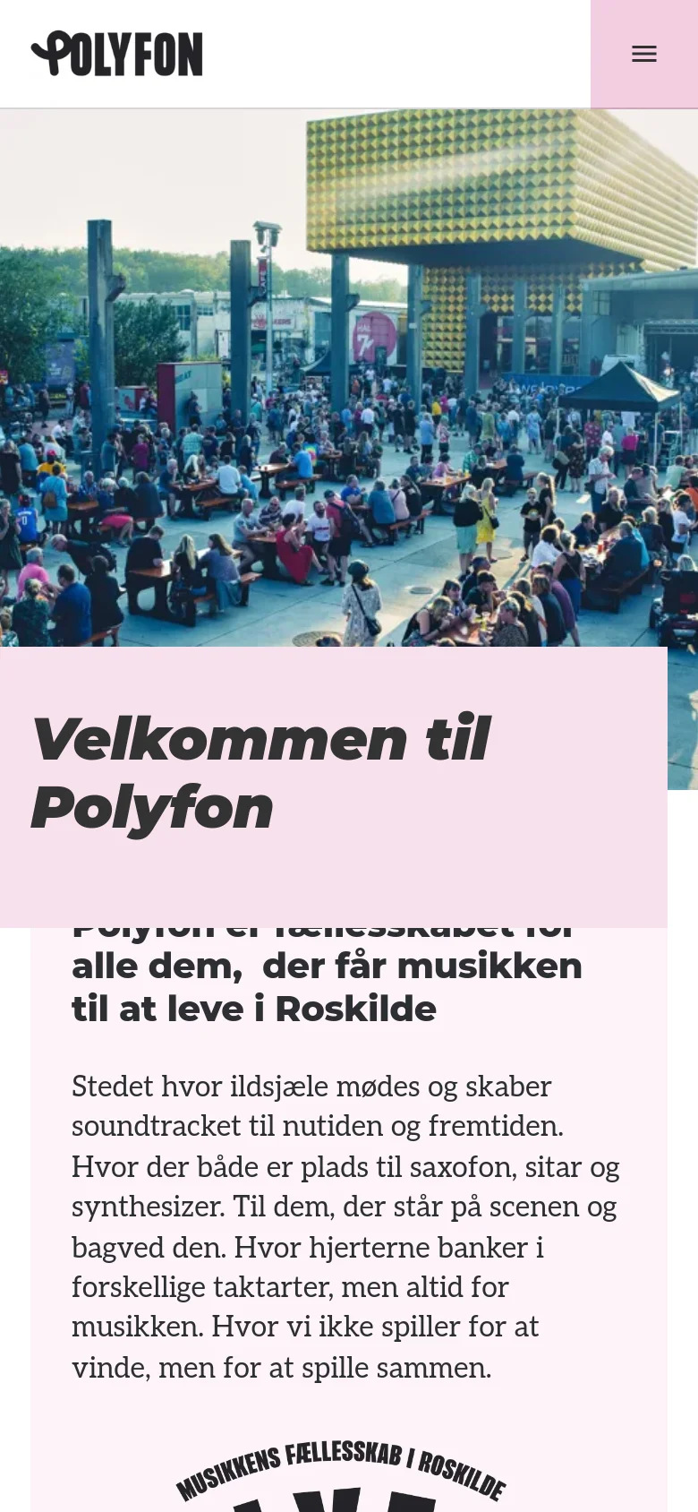 The mobile version presents a vertically stacked layout starting with the Polyfon logo and a hamburger menu icon. Below, the large hero image of the outdoor crowd is displayed, followed by the 'Velkommen til Polyfon' headline on a light pink background. The text content is centered and flows vertically to accommodate the narrower screen.
