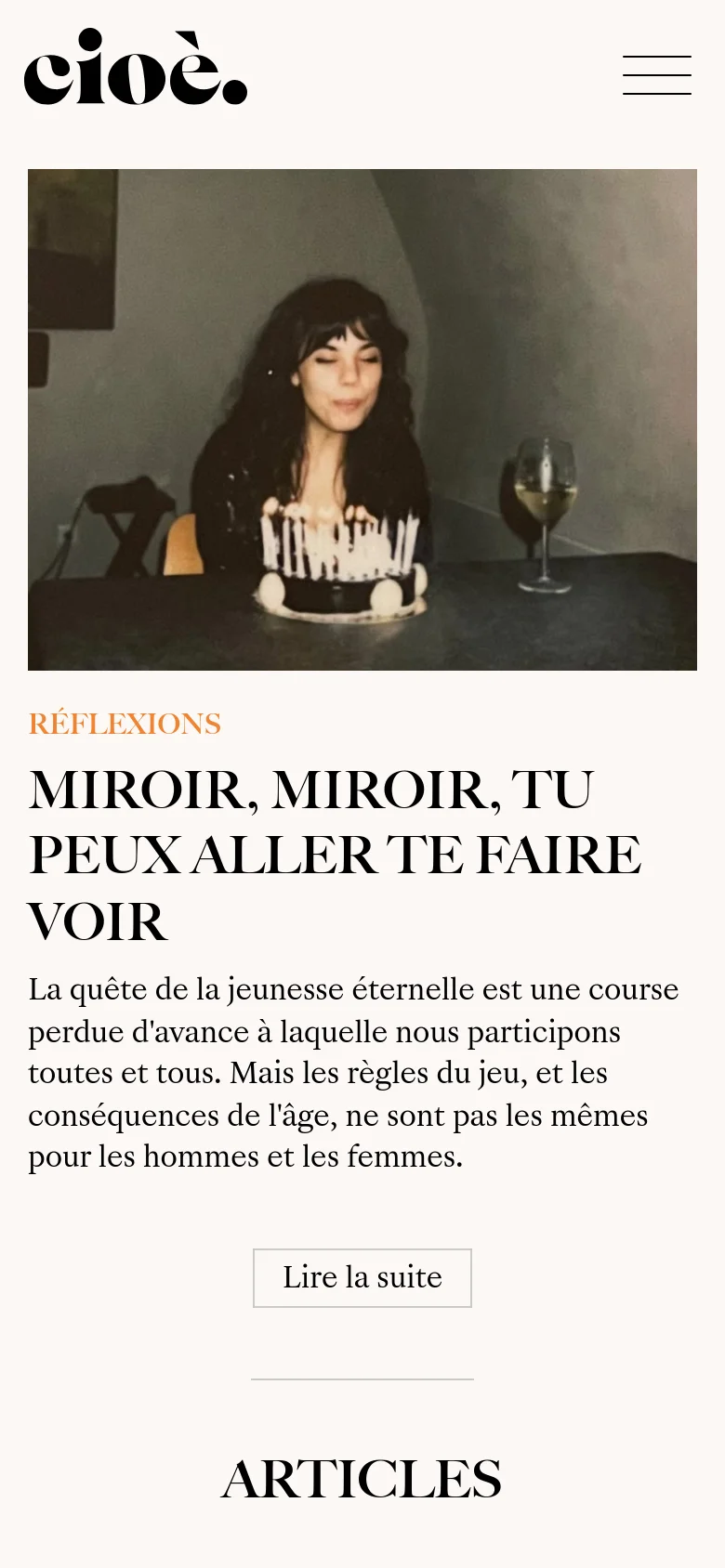 The mobile version shows a simplified layout with the logo centered at the top and a hamburger menu icon on the right. The hero section stacks the large image of the woman above the headline and text, followed by the 'Lire la suite' button, creating a vertical scrolling experience compared to the desktop version.