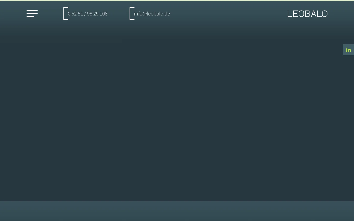 The desktop homepage features a clean, professional layout with a white background and dark text. A hero section includes the LEOBALO logo, the headline 'LEOBALO – Für anspruchsvolle IT-Projekte,' and navigation links for IT Project Management, Crisis Management, and PM Training. Below, sections describe services like IT Project Management and Crisis Management, accompanied by an illustrative diagram and call-to-action buttons.