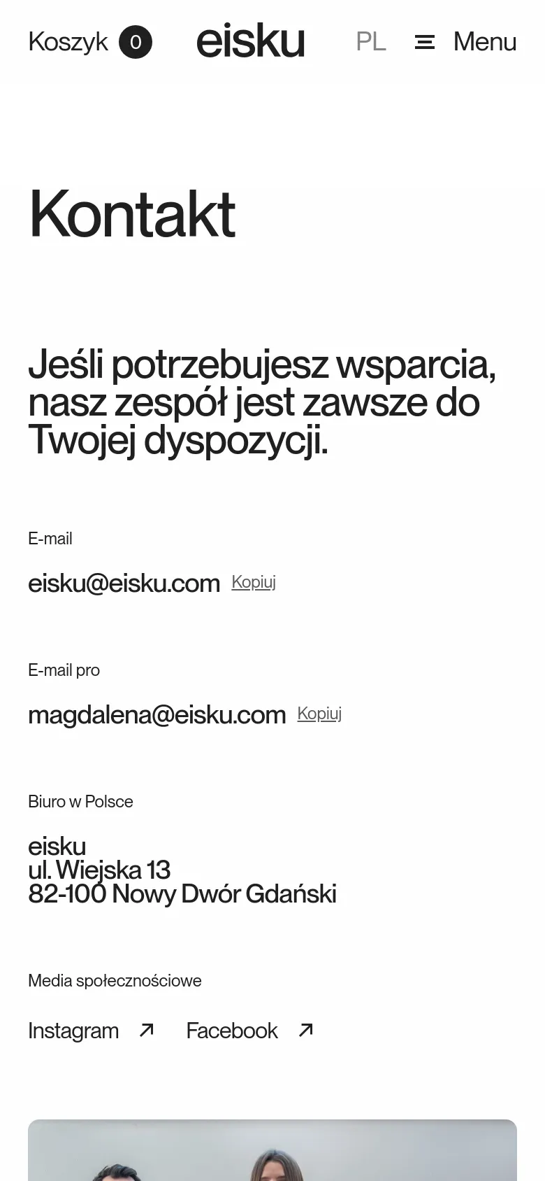 The mobile version presents a single-column vertical layout. The 'Kontakt' headline and a large text block appear at the top, followed by contact information including email addresses, the office address, and social media links, with the team photograph positioned at the bottom of the screen.