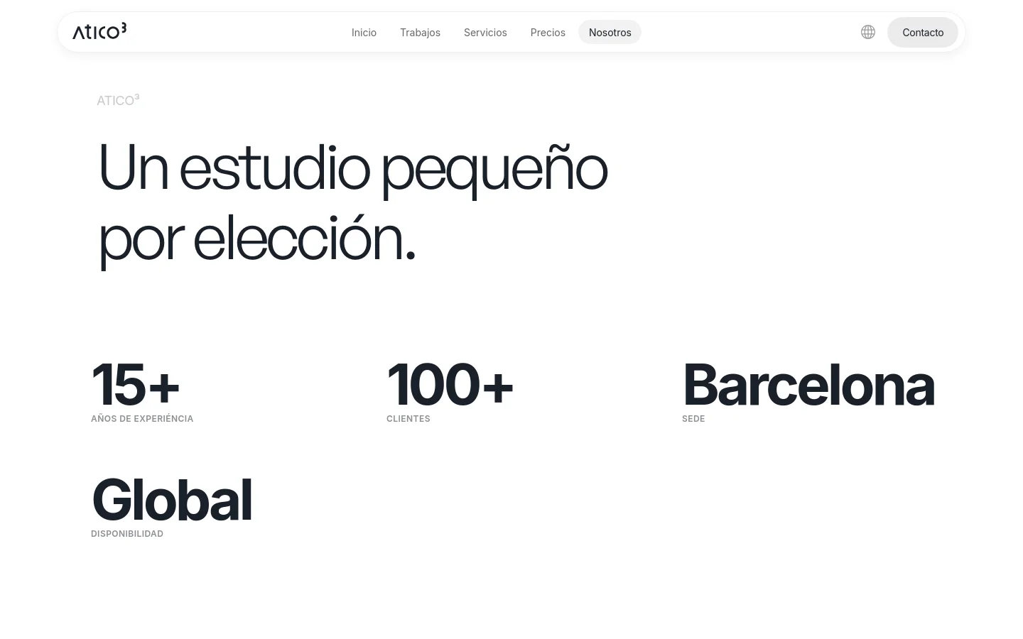 The desktop page features a clean, minimalist white layout with a navigation bar at the top. The hero section displays the headline 'Un estudio pequeño por elección' above large statistics for years of experience, clients, location, and availability. Below, several columns describe the agency's unique value propositions, followed by a grid of project names and a call to action to book a call.