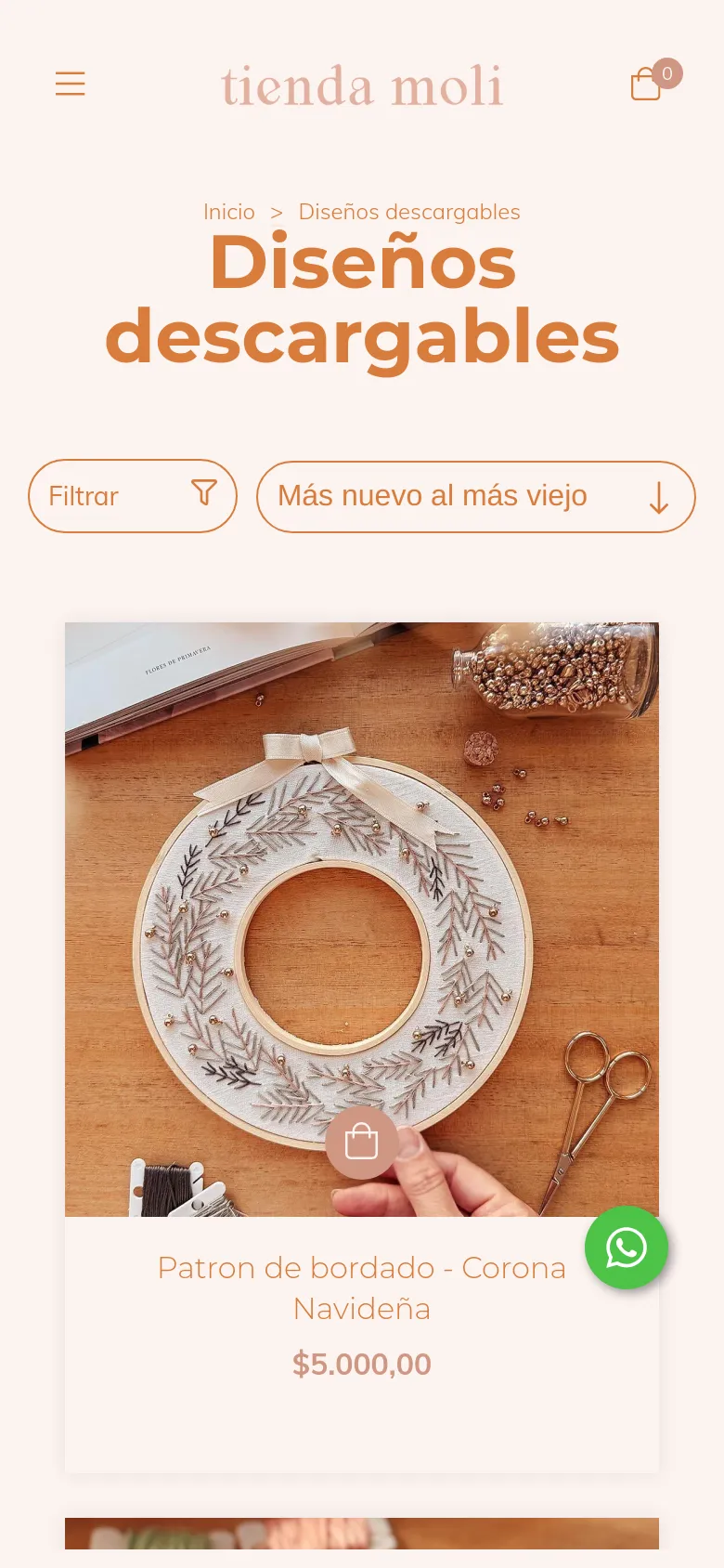 The mobile version presents a simplified vertical layout with the title 'Diseños descargables' prominently centered at the top. The filter and sorting options are stacked horizontally as large, touch-friendly buttons. The product grid transitions to a single-column view, showing large product images with titles and prices underneath.