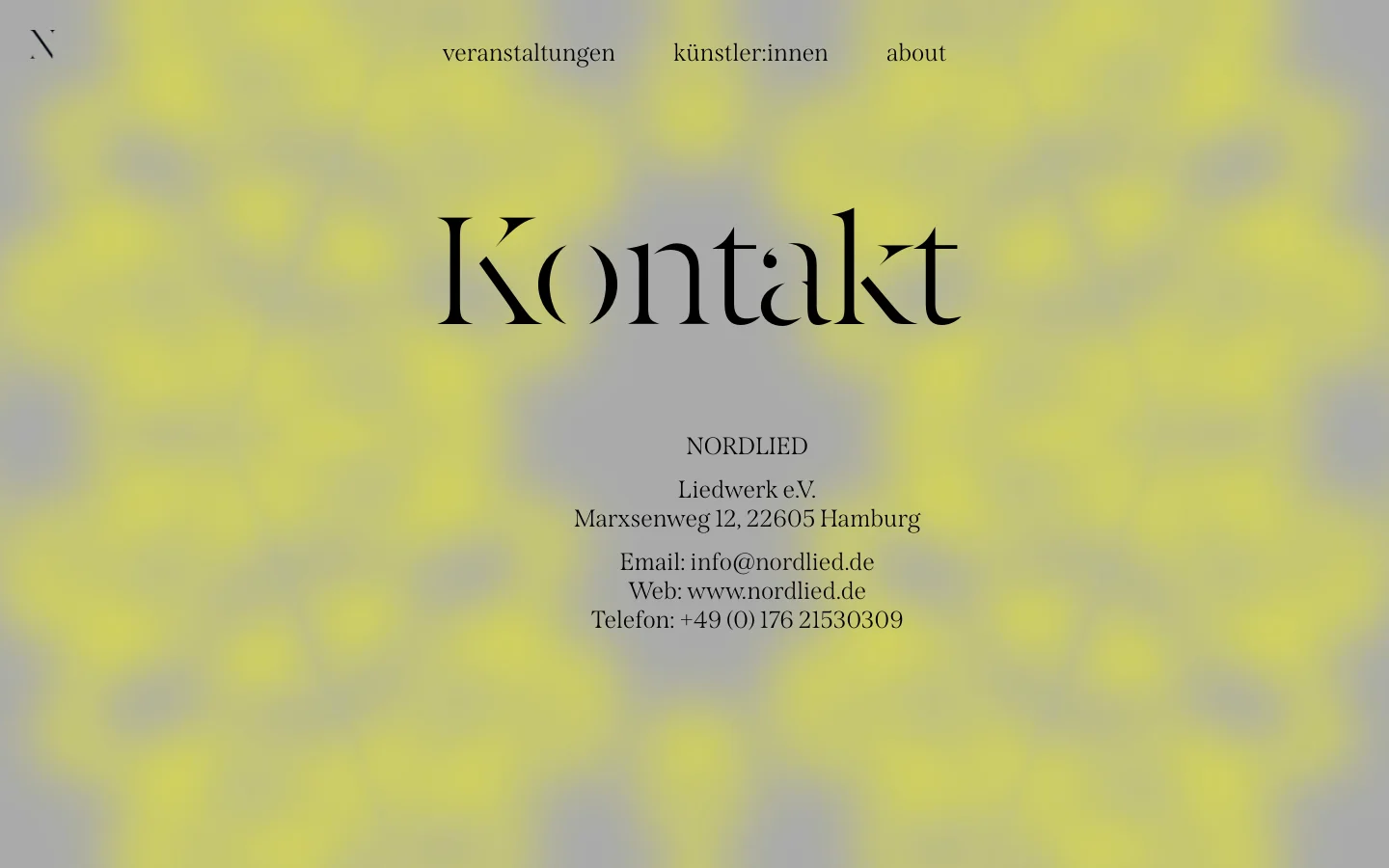 The desktop contact page features a large, centered 'Kontakt' headline over a soft, blurred yellow and grey abstract background. A navigation menu with links for 'veranstaltungen', 'künstler:innen', and 'about' sits at the top, while the contact details for NORDLIED Liedwerk e.V. are centered below the headline. The footer contains text links for social media and legal information.