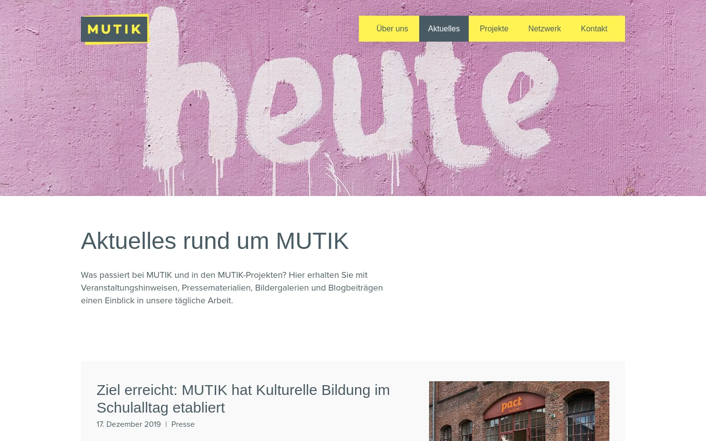 The desktop page features a navigation bar with yellow and grey buttons at the top right. A large hero image shows white graffiti-style text reading 'heute' on a textured pink wall, followed by a headline 'Aktuelles rund um MUTIK' and introductory text. Below, news articles are arranged vertically, each consisting of a headline, date, category, a descriptive paragraph, and a 'Weiterlesen' (Read more) link, accompanied by relevant images.