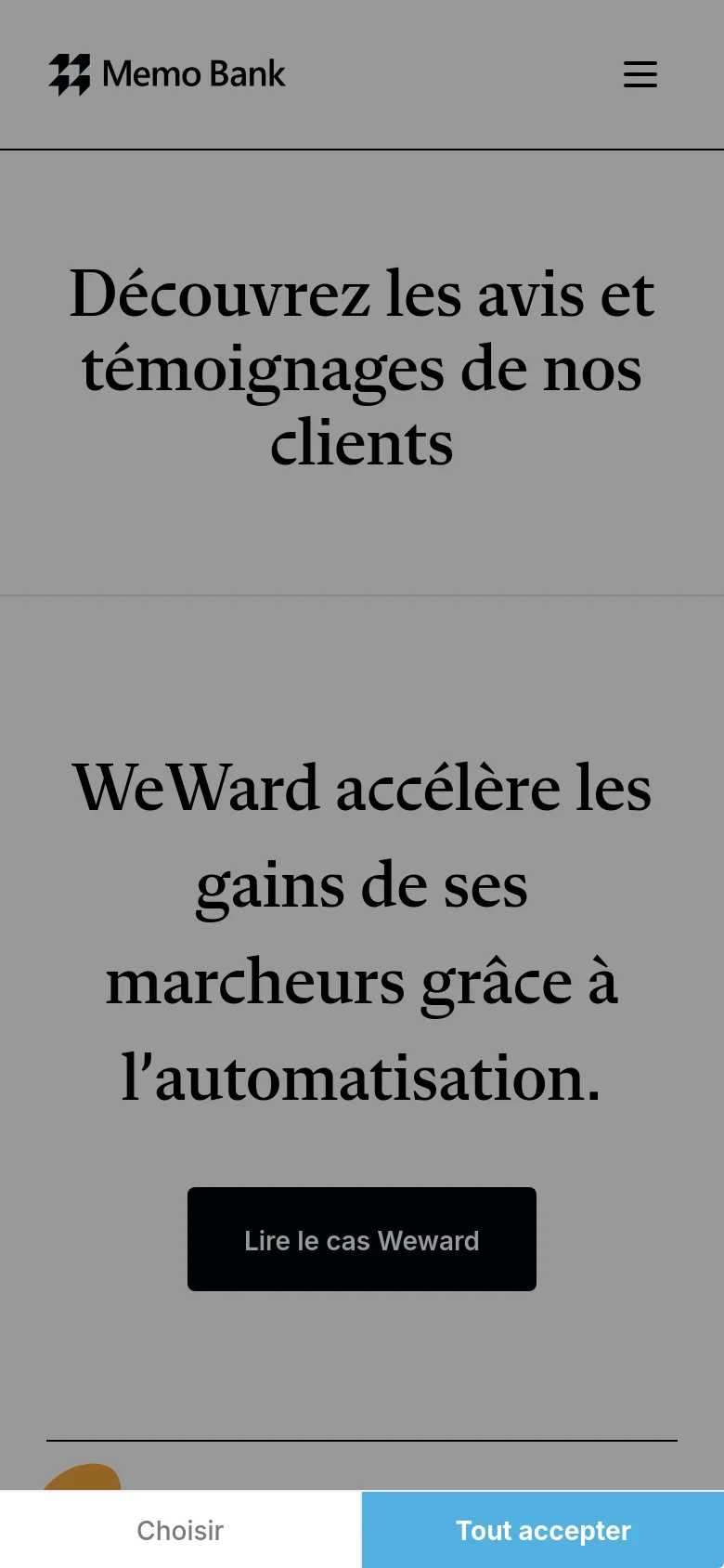 The mobile version maintains the minimalist aesthetic but uses a stacked layout with a hamburger menu icon for navigation. The large headline is centered at the top, followed by the testimonial text and a prominent black call-to-action button labeled 'Lire le cas WeWard.' A cookie consent banner with 'Choisir' and 'Tout accepter' buttons is visible at the bottom of the screen.