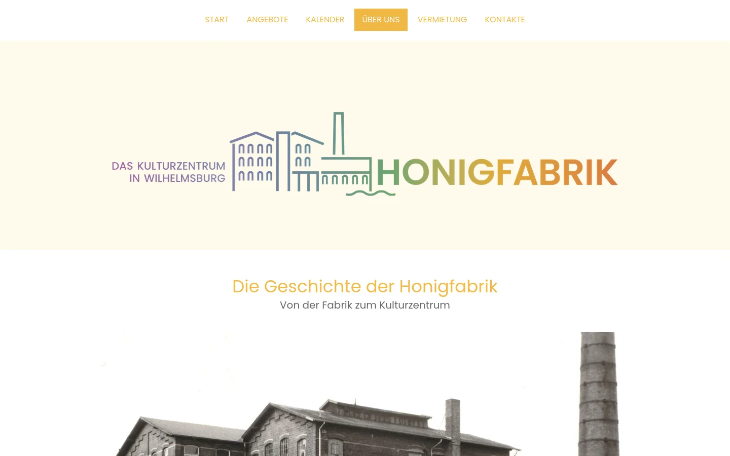 The desktop page features a light cream header with the Honigfabrik logo, consisting of a teal line-art factory icon and orange text. Below, a large headline reads 'Die Geschichte der Honigfabrik' followed by a black and white historical photograph of the factory building and chimney. A horizontal navigation menu is visible at the top with links like 'START' and 'ANGEBOTE'.
