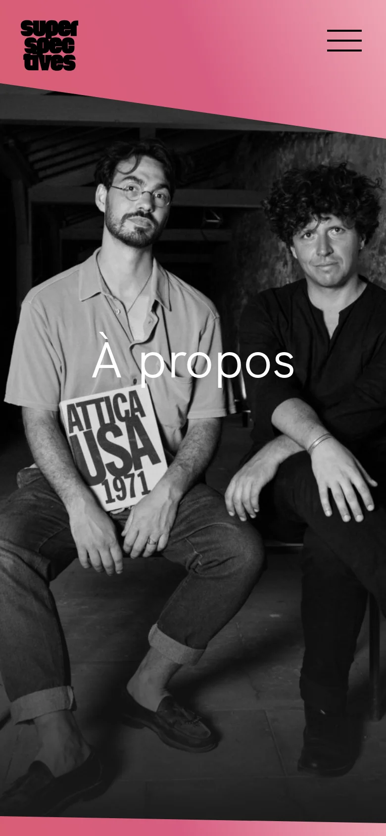 The mobile version simplifies the layout with a pink header containing the logo and a hamburger menu icon. The hero section consists of a large black and white portrait of the two men, with the headline 'À propos' centered in white text over the image.