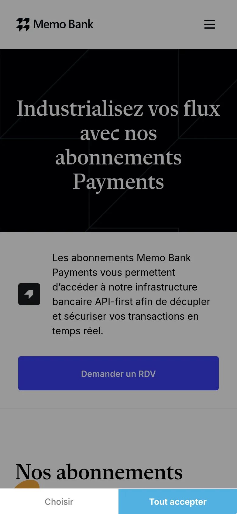 The mobile version simplifies the layout, centering the large white headline over a dark geometric background. The navigation menu is condensed into a hamburger icon at the top right, and the descriptive text and purple 'Demander un RDV' button are stacked vertically below the hero section.