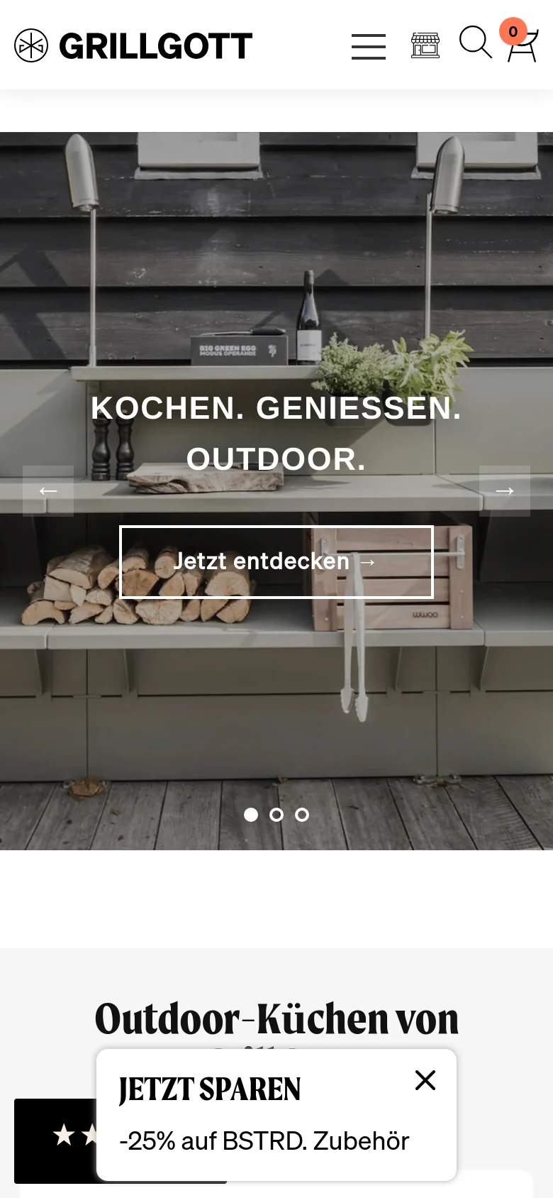 The mobile version displays a vertically cropped version of the outdoor kitchen hero image with the same central text and 'Jetzt entdecken' button. The top navigation is condensed into a hamburger menu, a shop icon, a search icon, and a shopping cart icon. A promotional pop-up at the bottom offers '-25% auf BSTRD. Zubehör'.