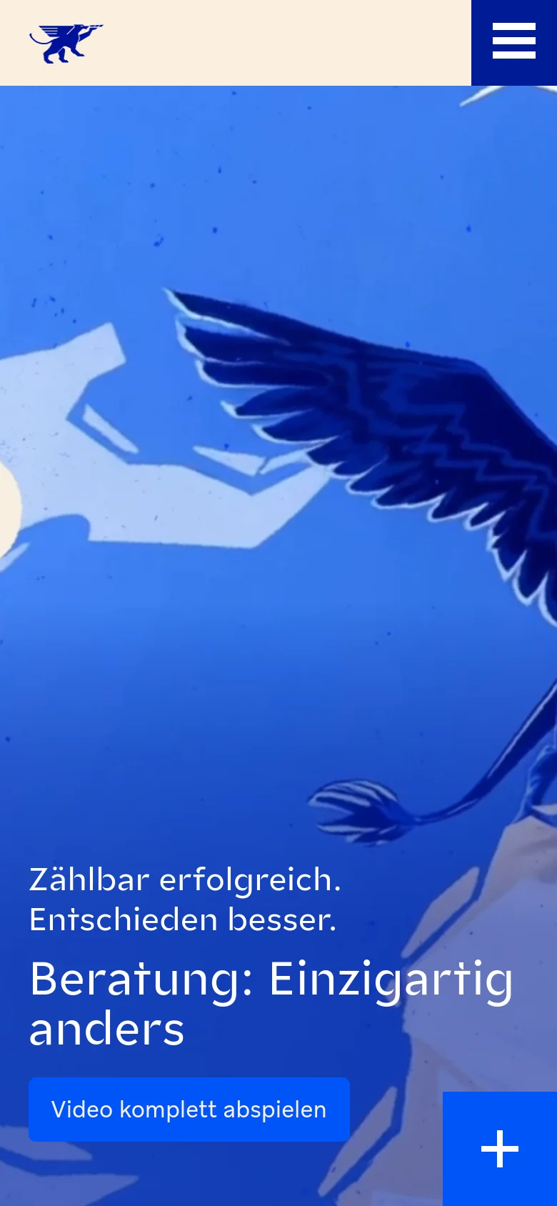 The mobile version presents a vertically stacked layout with a prominent blue graphic of a winged creature. The headline 'Zählbar erfolgreich. Entscheiden besser. Beratung: Einzigartig anders' is centered over the blue background, followed by a blue 'Video komplett abspielen' button. A hamburger menu icon and a blue plus button are visible for navigation, replacing the horizontal desktop menu.