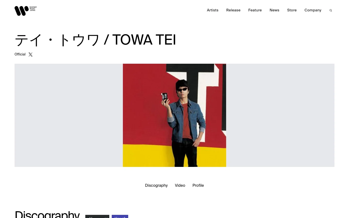 The desktop profile page for artist TOWA TEI features a minimalist white layout with the Warner Music Japan logo and navigation menu at the top. A large hero image shows the artist in a denim jacket and sunglasses holding a device against a red, black, and yellow background. Below the image, text links for Discography, Video, and Profile are centered above a Discography section.