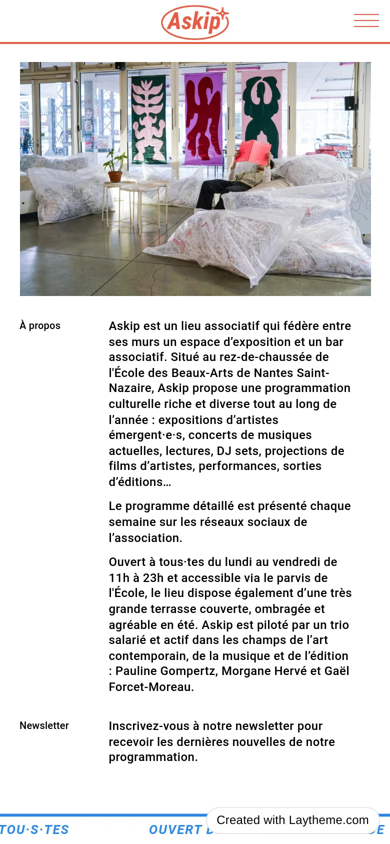 The mobile version uses a single-column vertical layout. The red Askip logo and a hamburger menu icon are centered at the top, followed by the large gallery photograph, and then the text content stacked vertically, including the 'À propos' description and 'Newsletter' signup section.