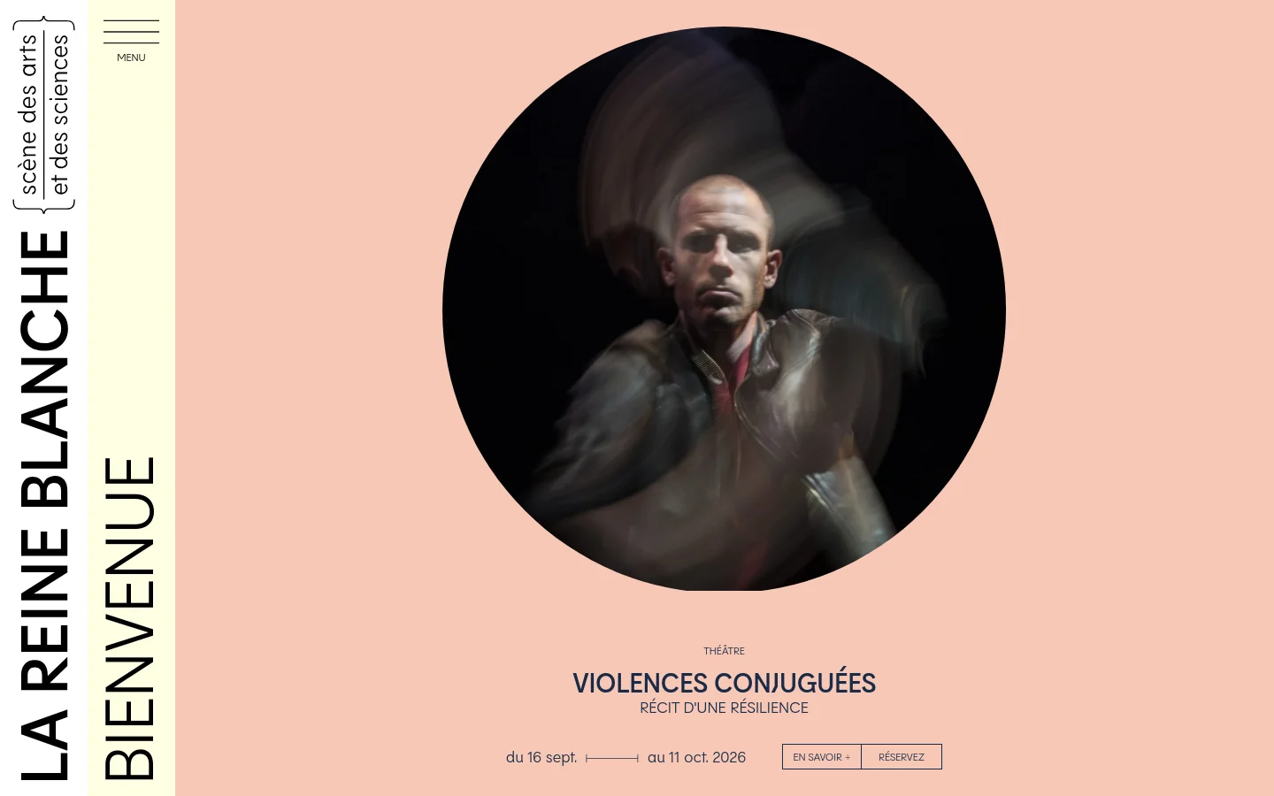 The desktop homepage features a minimalist peach background with a large circular hero image of a man in motion. To the left, vertical typography reads 'LA REINE BLANCHE' and 'BIENVENUE' alongside a small menu icon. Below the hero image, the title 'VIOLENCES CONJUGUÉES' is displayed with dates and two call-to-action buttons: 'EN SAVOIR +' and 'RÉSERVEZ'.