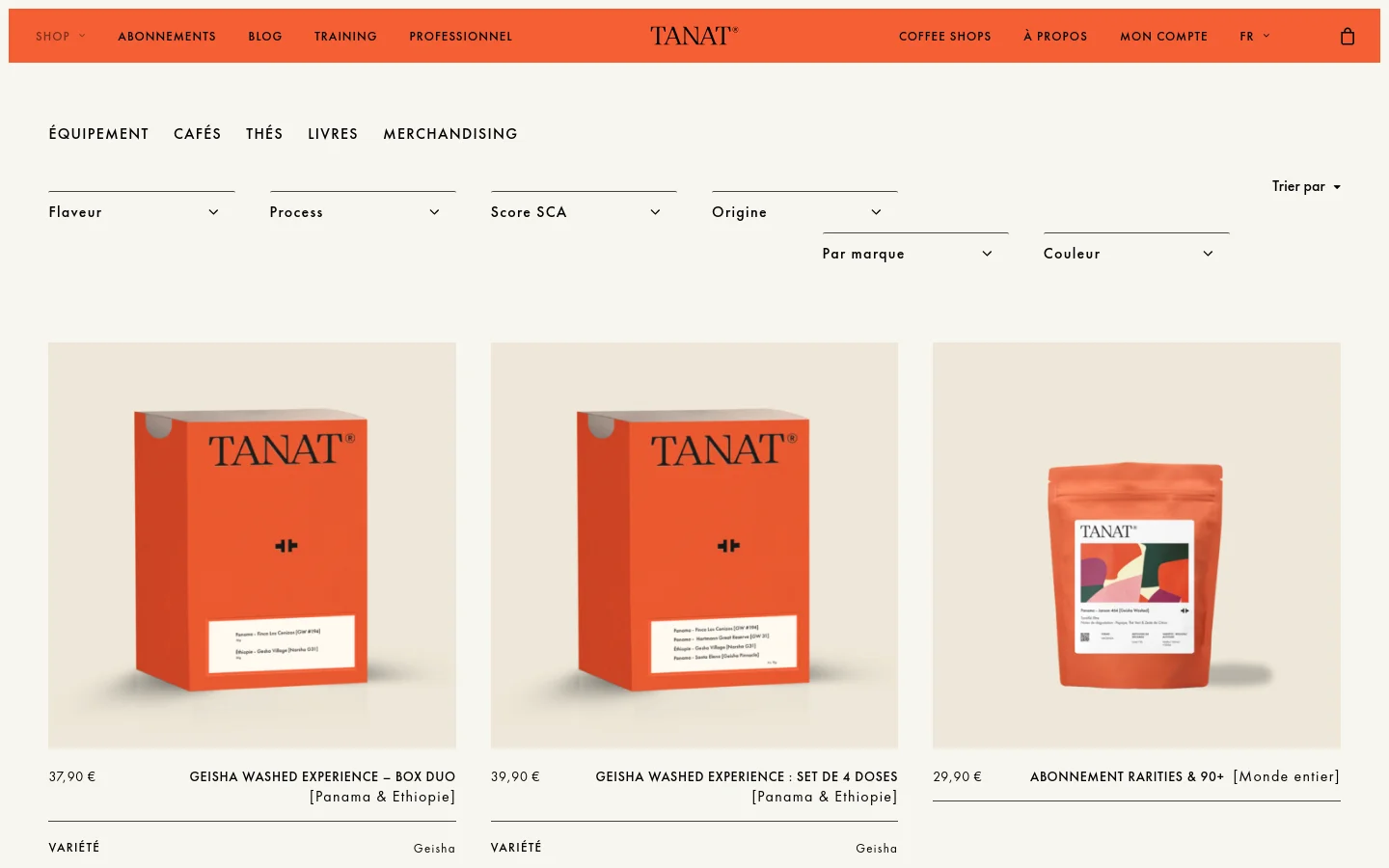 The desktop shop page features a minimalist design with a white background and orange accents in the header. A product grid displays coffee items with large images, prices, and titles, such as 'GEISHA WASHED EXPERIENCE'. Above the grid, several dropdown menus allow users to filter by Flavour, Process, Score SCA, Origine, Par marque, and Couleur, with a 'Trier par' sorting option on the right.